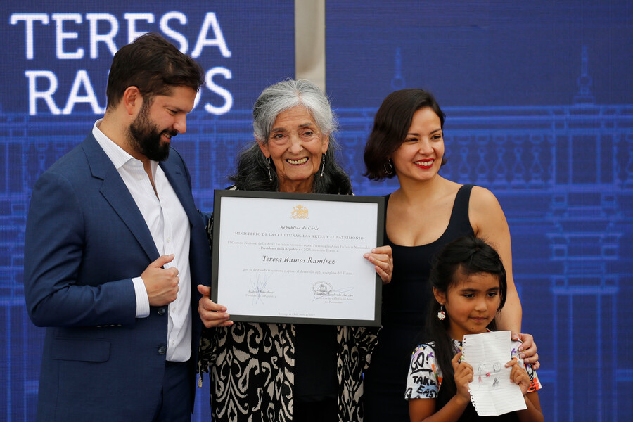 Entrega de premio a Teresa Ramos