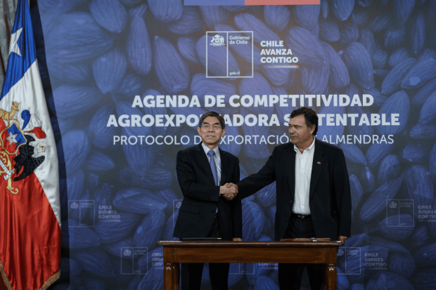 Ministro Valenzuela participa en firma de protocolo aduanero con China