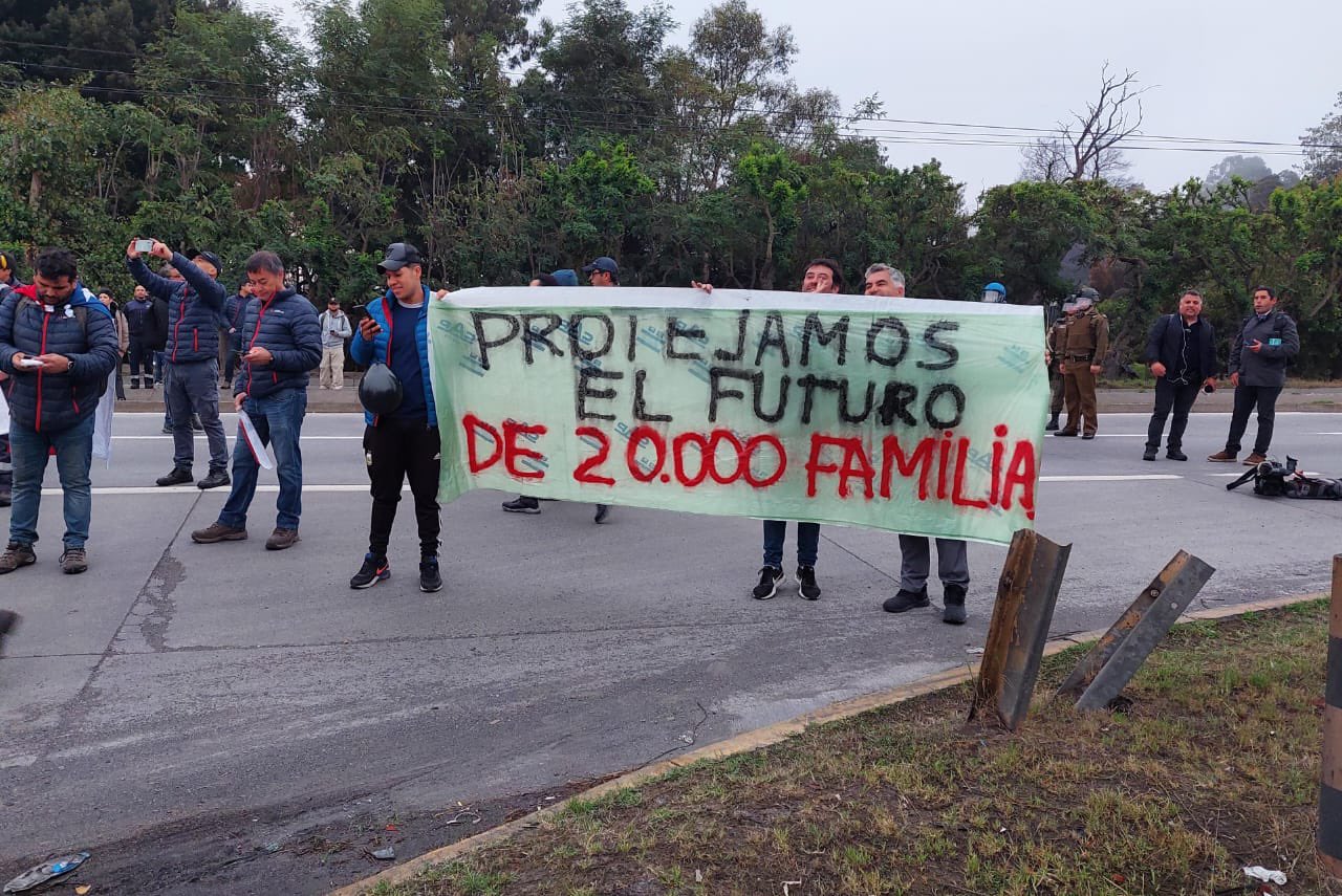 Protesta de trabajadores de Siderúrgica Huachipato, en la Región del Biobío.