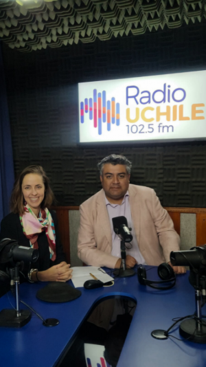 En la imagen aparece la directora del CEAC, Dominique Thomann, junto con el dirctor de la Radio Universidad de Chile, Patricio López