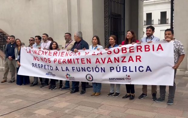 Funcionarios públicos se manifiestan en La Moneda