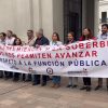 Funcionarios públicos se manifiestan en La Moneda