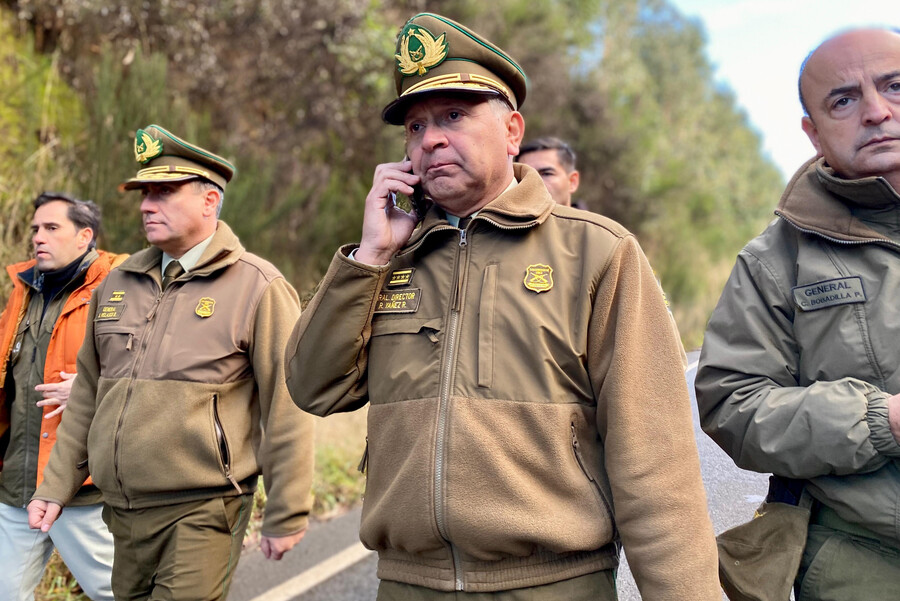 El General de Carabineros Ricardo Yanez asiste al lugar del asesinato de tres carabineros en Canete.
Carabineros de Chile via Aton Chile.
