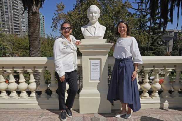 La actriz Ximena Rivas y la alcaldesa de Santiago, Irací Hassler, junto al busto de Gabriela Mistral.