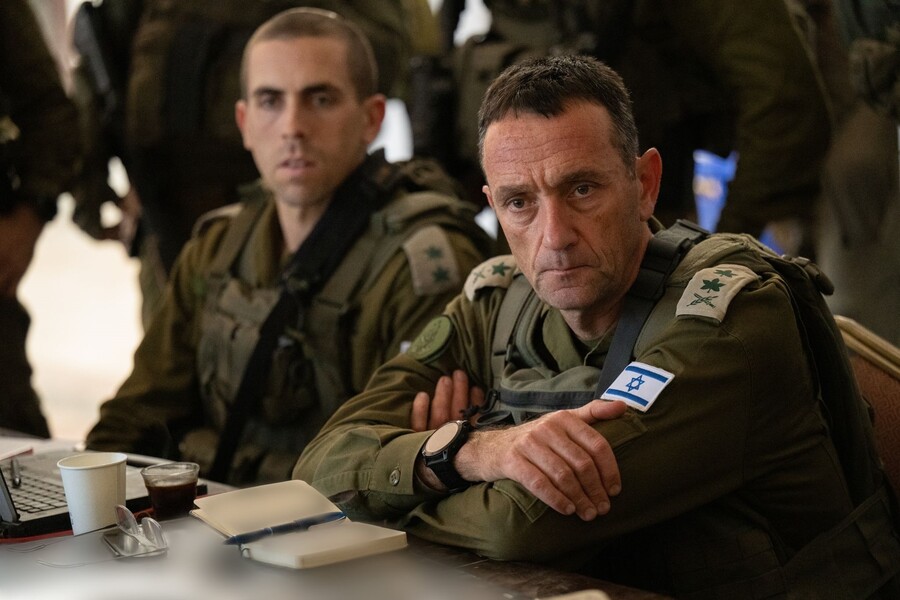 El jefe del Estado Mayor de las Fuerzas Armadas israelíes, Herzi Halevi, ha señalado que Israel responderá al ataque llevado a cabo por Irán en medio de la incertidumbre de que este posible paso pueda desencadenar una escalada a nivel regional.
FUERZAS DE DEFENSA DE ISRAEL
Europa Press