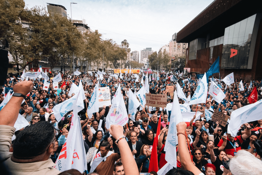 Trabajadores y trabajadoras se manifiestan en la Avenida Libertador Bernardo O'Higgins.