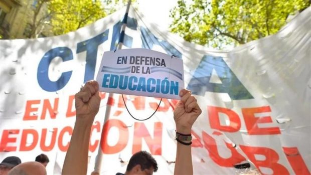 En defensa de la educación pública Argentina: más de 200 intelectuales chilenos firman carta de apoyo