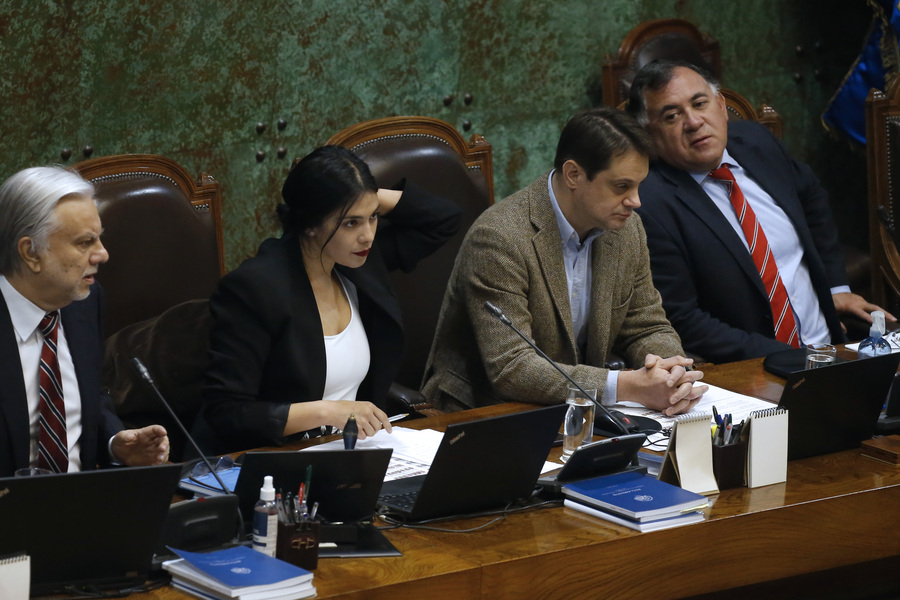 Sesion de la Camara de Diputados liderada por Karol Cariola y Gastón Rivas