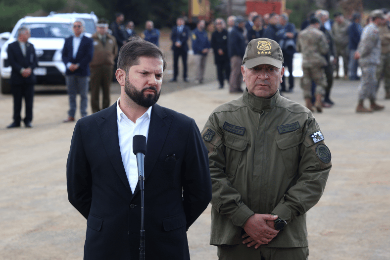 Presidente Gabriel Boric y el general YÁñez desde la RegiÓn del Biobío. Foto: ATON