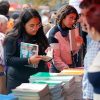 Universidad de Chile regala libros en el frontis de su Casa Central