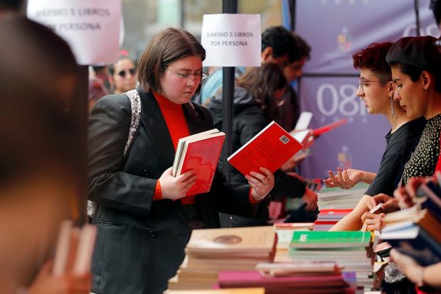 Universidad de Chile regala libros en el frontis de su Casa Central