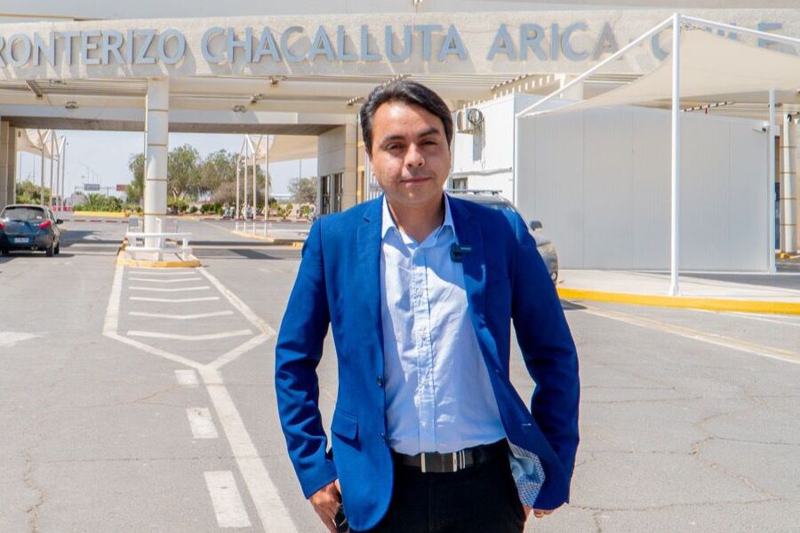 El gobernador de Arica y Parinacota, Jorge Díaz, en el paso fronterizo de Chacalluta