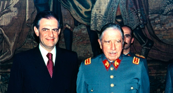 Sergio Fernández y Augusto Pinochet.