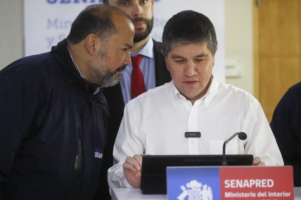 Exdirector de Senapred, Álvaro Hormazábal junto al subsecretario del Interior, Manuel Monsalve.