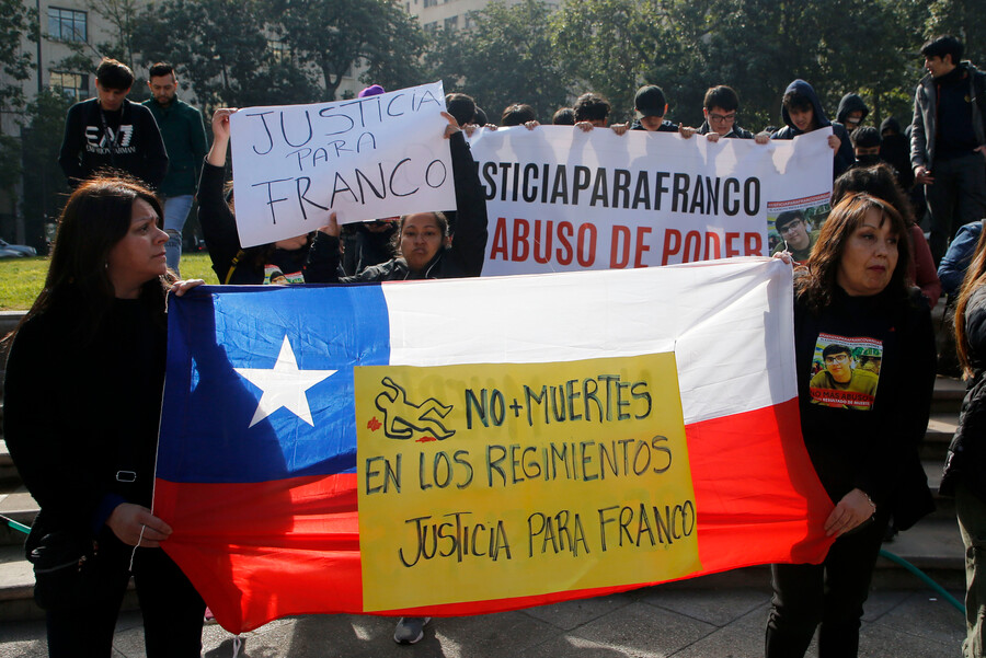 Familiares y amigos del conscripto Franco Vargas, quien perdio la vida durante un entrenamiento militar en Putre; protestan en las afueras de La Moneda
Dragomir Yankovic/Aton Chile.