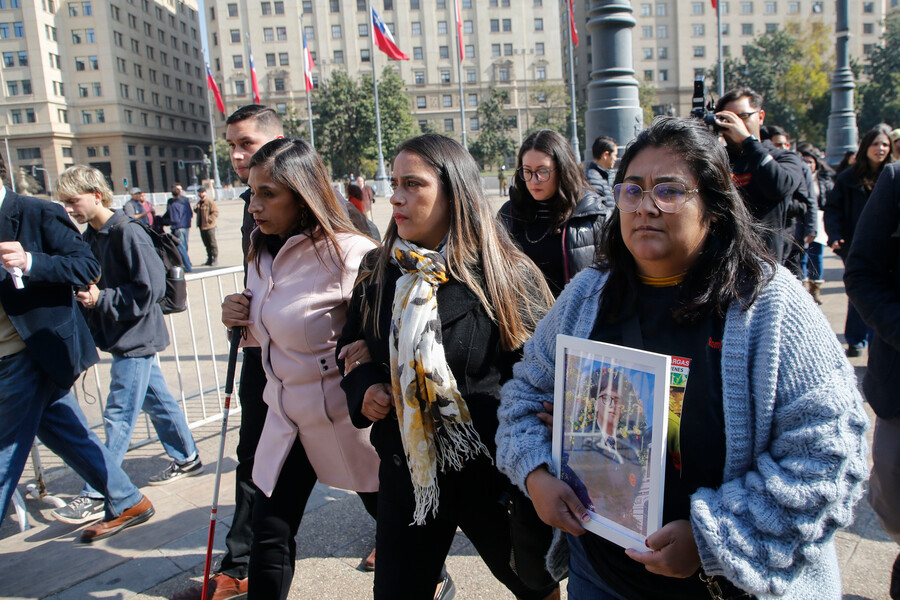 Familiares y amigos del conscripto Franco Vargas protestan en el frontis de La Moneda.