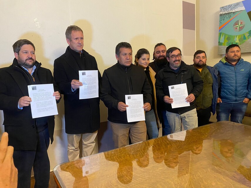 Firma del acuerdo entre Puerto Coronel y sus trabajadores