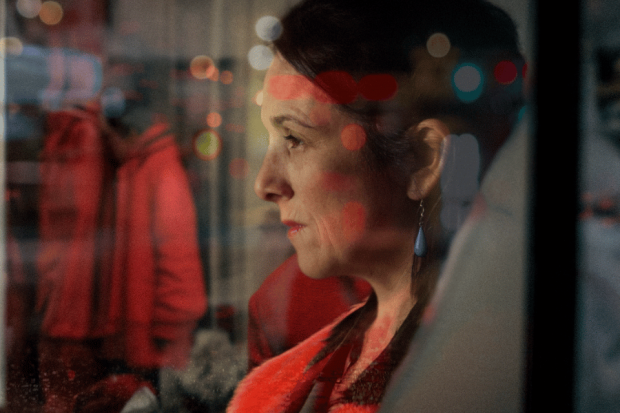 Fotograma de "Que se acabe todo", película chilena inspirada en el caso La Polar