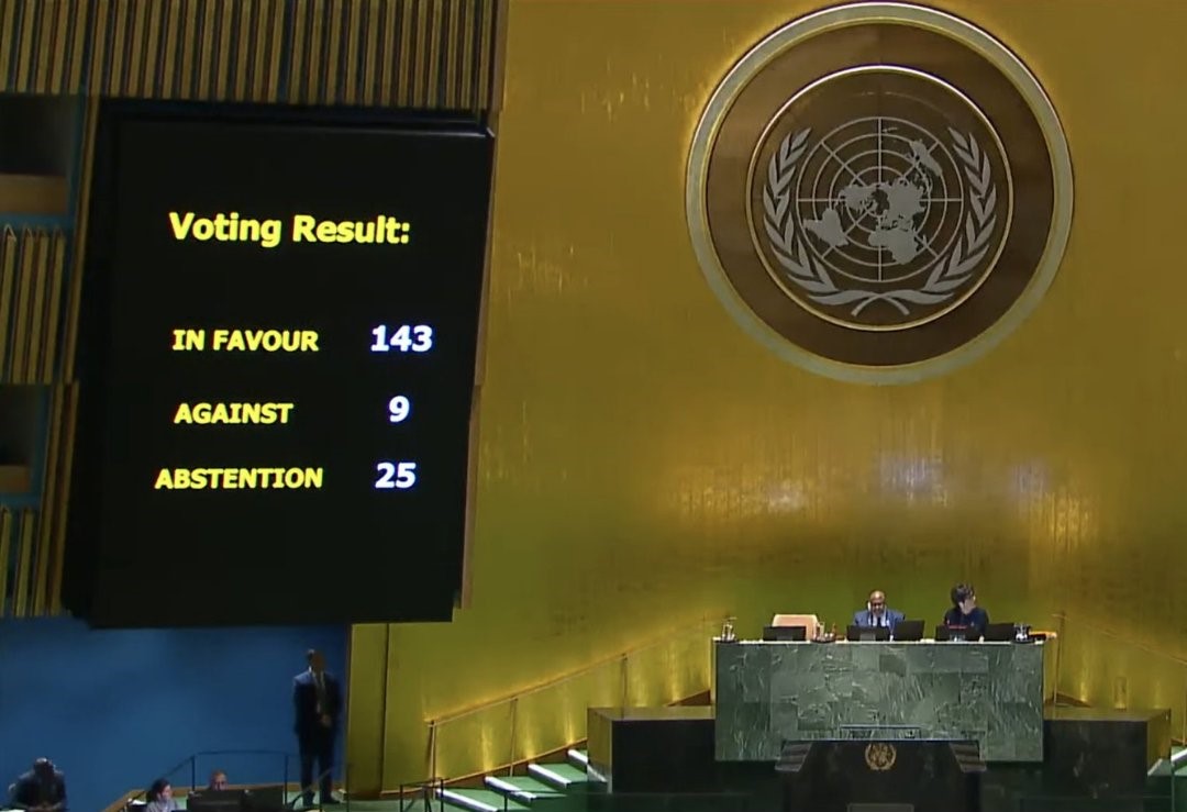 La Asamblea General de la ONU determina que el Estado de Palestina cumple los requisitos y debe ser admitido como miembro de las Naciones Unidas.