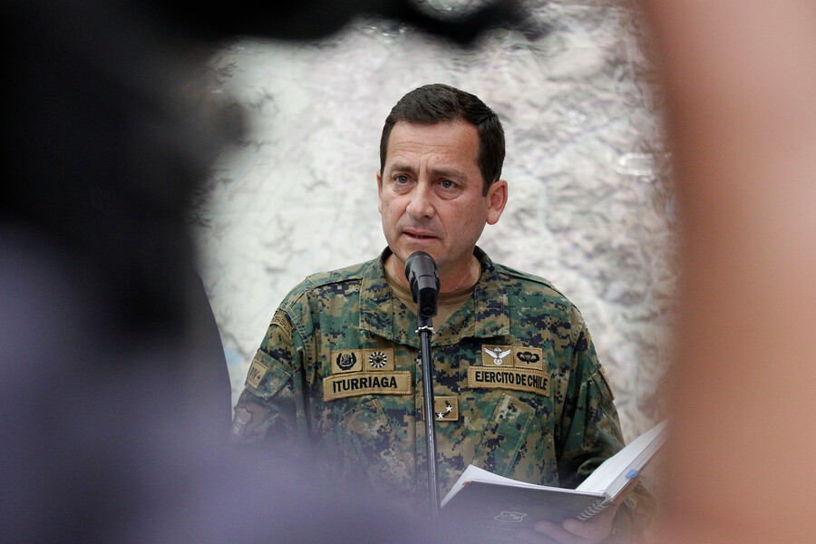 El general de division del ejercito, Javier Iturriaga, es fotografiado durante el punto de prensa en la Guarnicion de la institucion armada
Dragomir Yankovic/Aton Chile