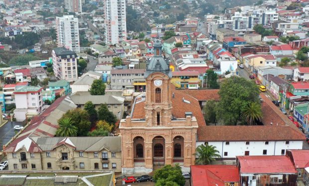 Vista panorámica de la Iglesia San Francisco de Valparaíso. 