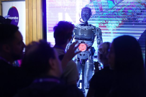 Establecer “riesgos” sin afectar el desarrollo tecnológico: el desafío de legislar en Chile sobre Inteligencia Artificial