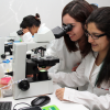 Naomi Estay y Omayra Toro, dos alumnas recién egresadas del Liceo 1 Javiera Carrera, visitaron las instalaciones de la filial de Codelco, BioSigma, para conocer el proceso de biorremediación del cobre.
