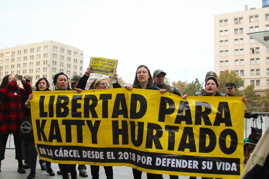 Red Chilena contra la Violencia hacia las Mujeres se manifiestan en el Palacio de La Moneda exigiendo justicia para Katty Hurtado
