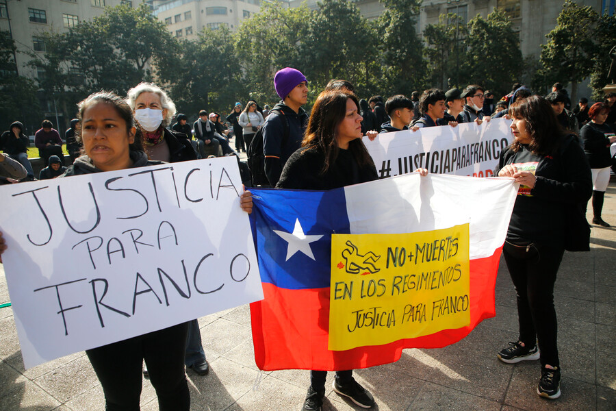 Familiares y amigos del conscripto Franco Vargas protestan en el frontis de La Moneda.