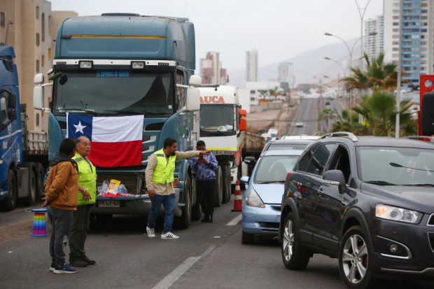 Camioneros inician paro indefinido en el norte: presionan por cierre de fronteras y estado de excepción