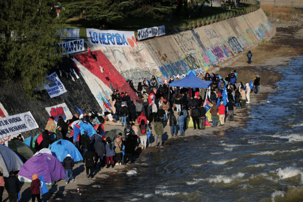 Pobladores de Lo Hermida establecen toma a las orillas del rio Mapocho. Foto: ATON