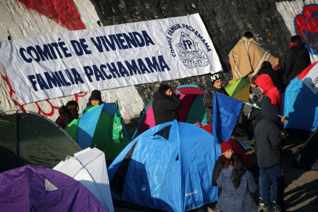 Pobladores de Lo Hermida se manifiestan en el río Mapocho. Foto: ATON