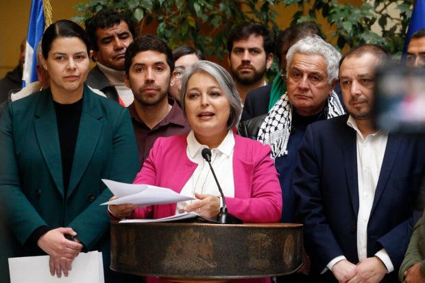 La ministra del Trabajo, Jeannette Jara comunicó la decisión a la comisión ad-hoc del Senado. Sebastian Cisternas/Aton Chile