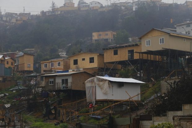Viviendas de emergencias bajo la lluvia de un nuevo sistema frontal en la región de Valparaiso