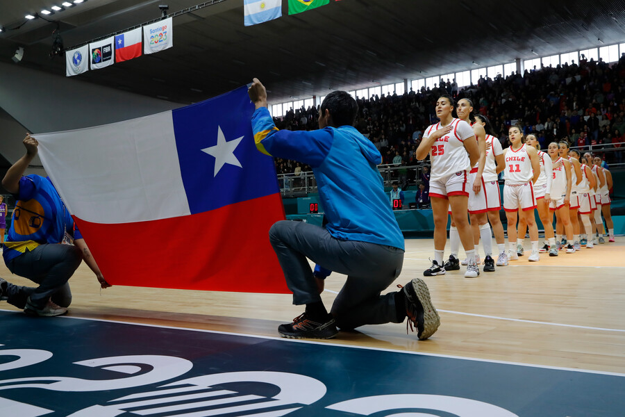 La selección femenina de básquetbol chilena durante su participación en los Panamericanos Santiago 2023. Foto: Daniel Apuy Santiago 2023 vía Photosport.