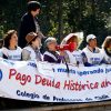 Profesores jubilados protestan en el frotis del Palacio de La Moneda por el pago de la deuda historica.
Javier Salvo/Aton Chile.