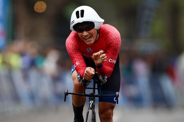 El ciclista Héctor Quintana durante su participación en los Juegos Panamericanos Santiago 2023. Foto de Dragomir Yankovic/Santiago 2023 vía Photosport.