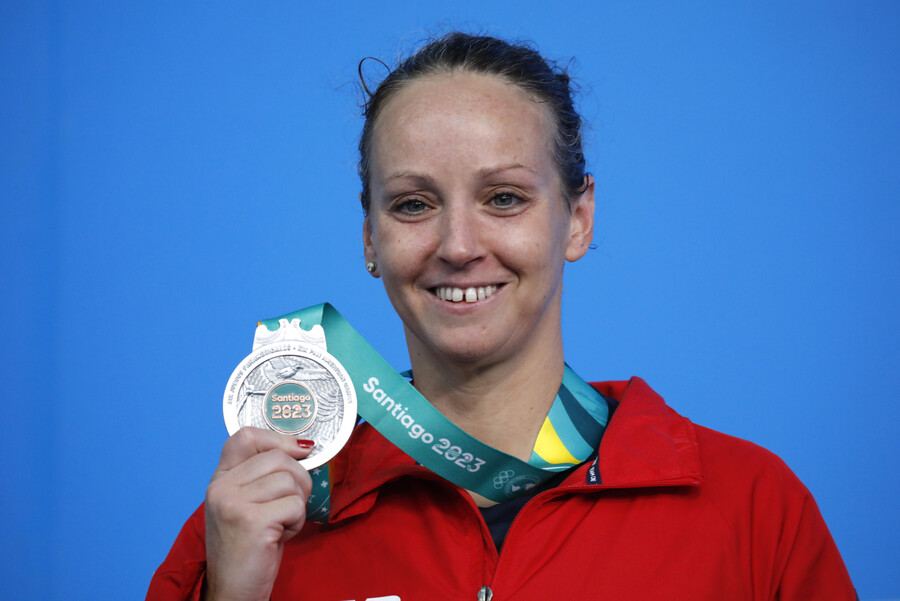 La nadadora chilena Kristel Köbrich con su medalla de plata de Santiago 2023.  Foto: Dragomir Yankovic/Santiago 2023 vía Photosport