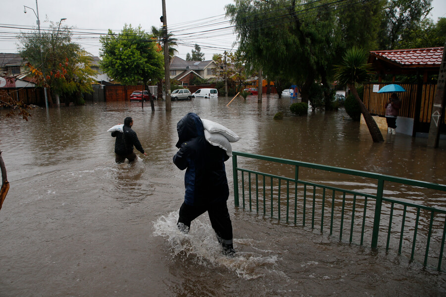 Inundacion en la comuna de Quilicura. El desborde de un canal afecta al barrio Lo Cruzat inundando casas y comercios.
Dragomir Yankovic/Aton Chile