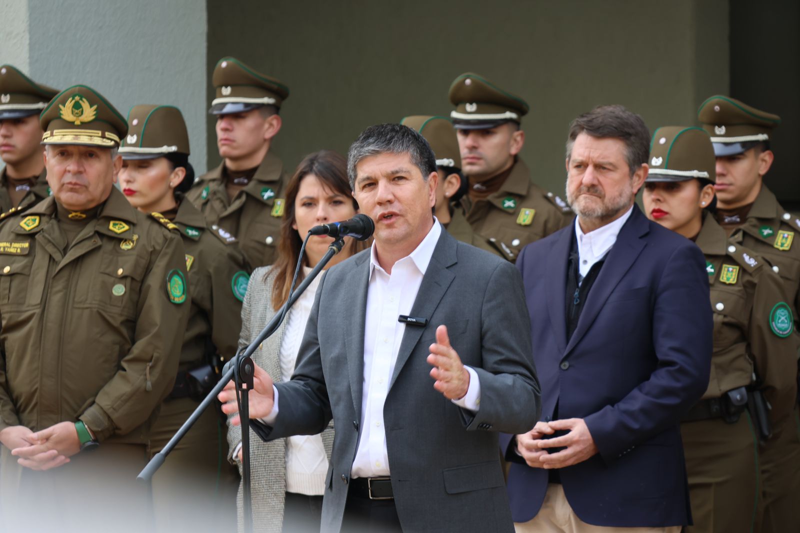 El subsecretario del Interior, Manuel Monsalve, se refiere al proyecto de ley que establece el porte de armas para estudiantes de Carabineros.