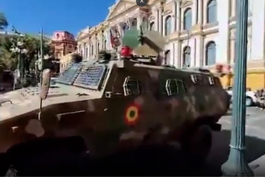 Bolivia: Tras posesión de nuevo alto mando, tanquetas abandonan la plaza Murillo.
Foto: Captura EP