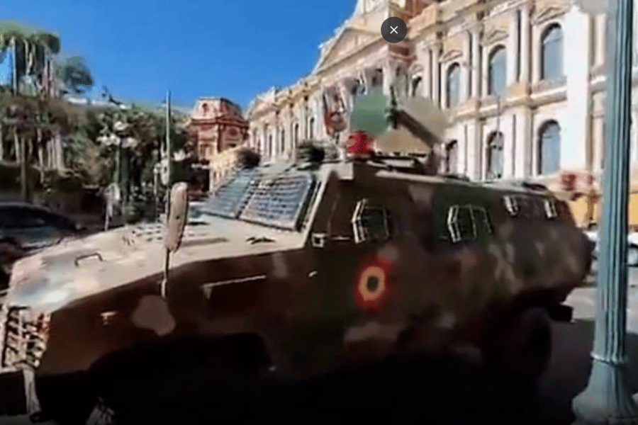 Bolivia: Tras posesión de nuevo alto mando, tanquetas abandonan la plaza Murillo. Foto ATON