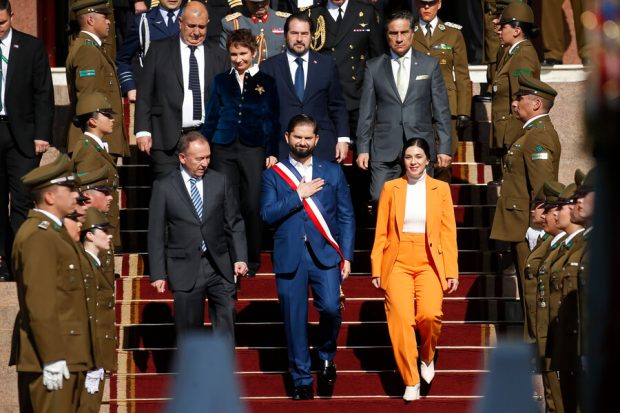 Presidente Gabriel Boric se retira del Congreso Nacional en Valparaíso tras su tercera Cuenta Pública. A su derecha el presidente del Senado, José García Ruminot, y a su izquierda la presidenta de la Cámara de Diputadas y Diputados, Karol Cariola.