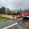 Bomberos presta ayuda a personas, luego del desborde del Rio Pichilo donde mas de 400 casas se han visto afectadas.
Carlos Acuña/Aton Chile.
