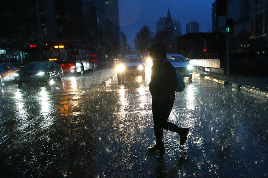 Fuertes precipitaciones azotan la capital del país y gran parte del territorio
Dragomir Yankovic/Aton Chile