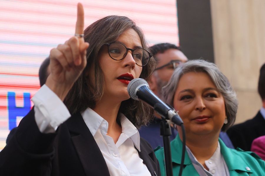 Ministra Camila Vallejo y la titular de la cartera de Trabajo, Jeannette Jara