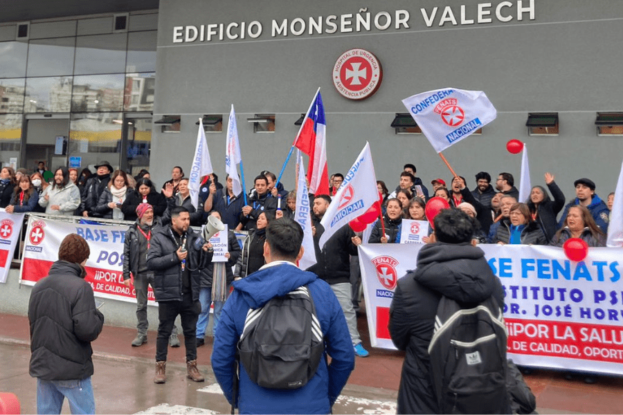 Trabajadores y trabajadoras de la salud se movilizan frente a la Posta Central en Santiago.