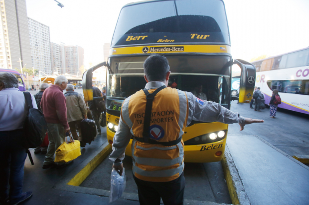 Ministerio de Transportes y Carabineros reforzarán fiscalizaciones de buses para este fin de semana
