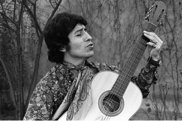 Retrato de Víctor Jara en la Casa de la Cultura de Ñuñoa. Fotografía de Hernán Quintana (Archivo Escena Teatral UC)