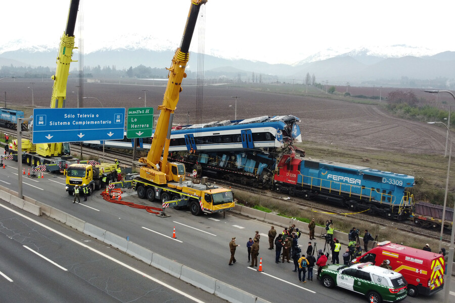 Vista de dron del accidente entre un tren de carga y otro de pasajeros, en el kilometro 26 de la ruta 5 sur.
Dragomir Yankovic/Aton Chile